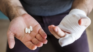 Złamana ręka i przyjmowanie środków przeciwbólowych – czy to dostateczne usprawiedlienie niestawiennictwa przed sądem?